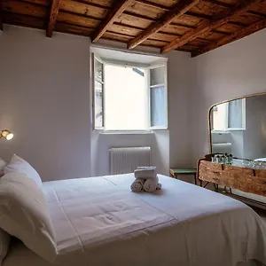 Silvia House - The House Of Travelers , Como Italy